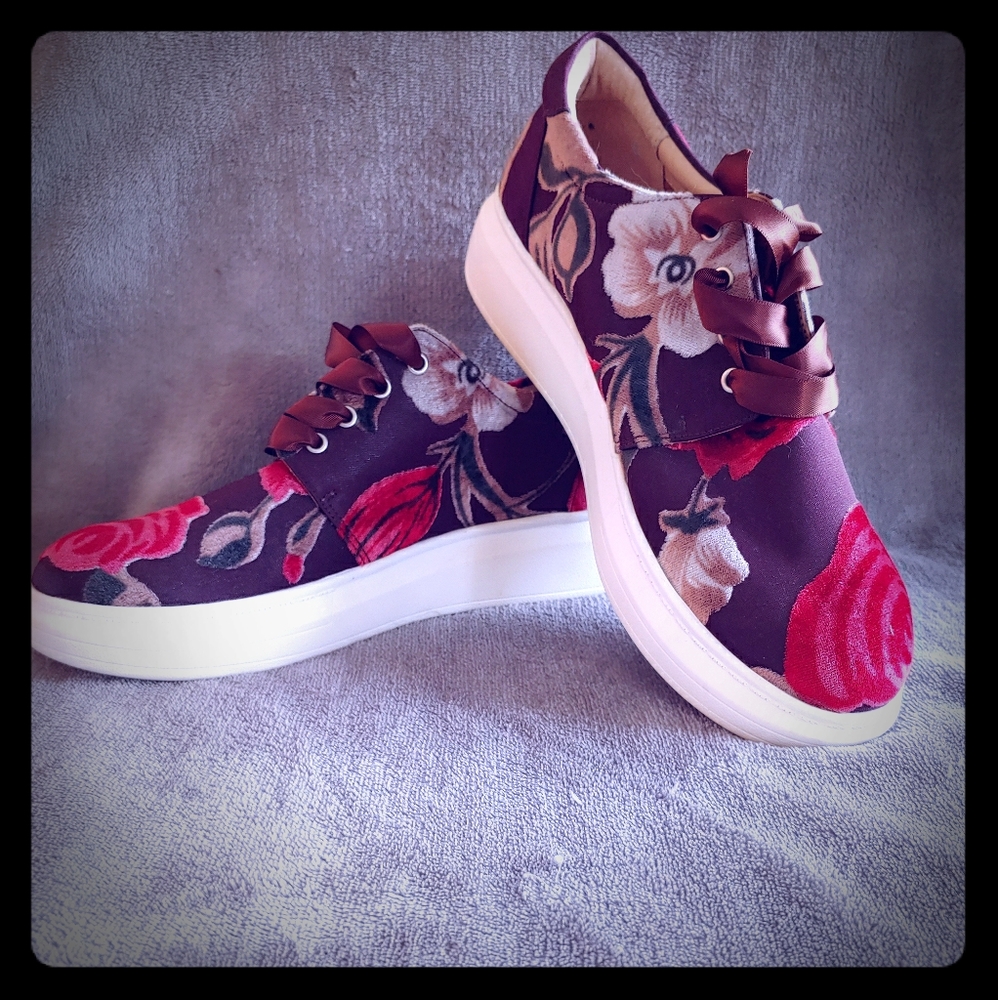 Floral print fashion sneaker